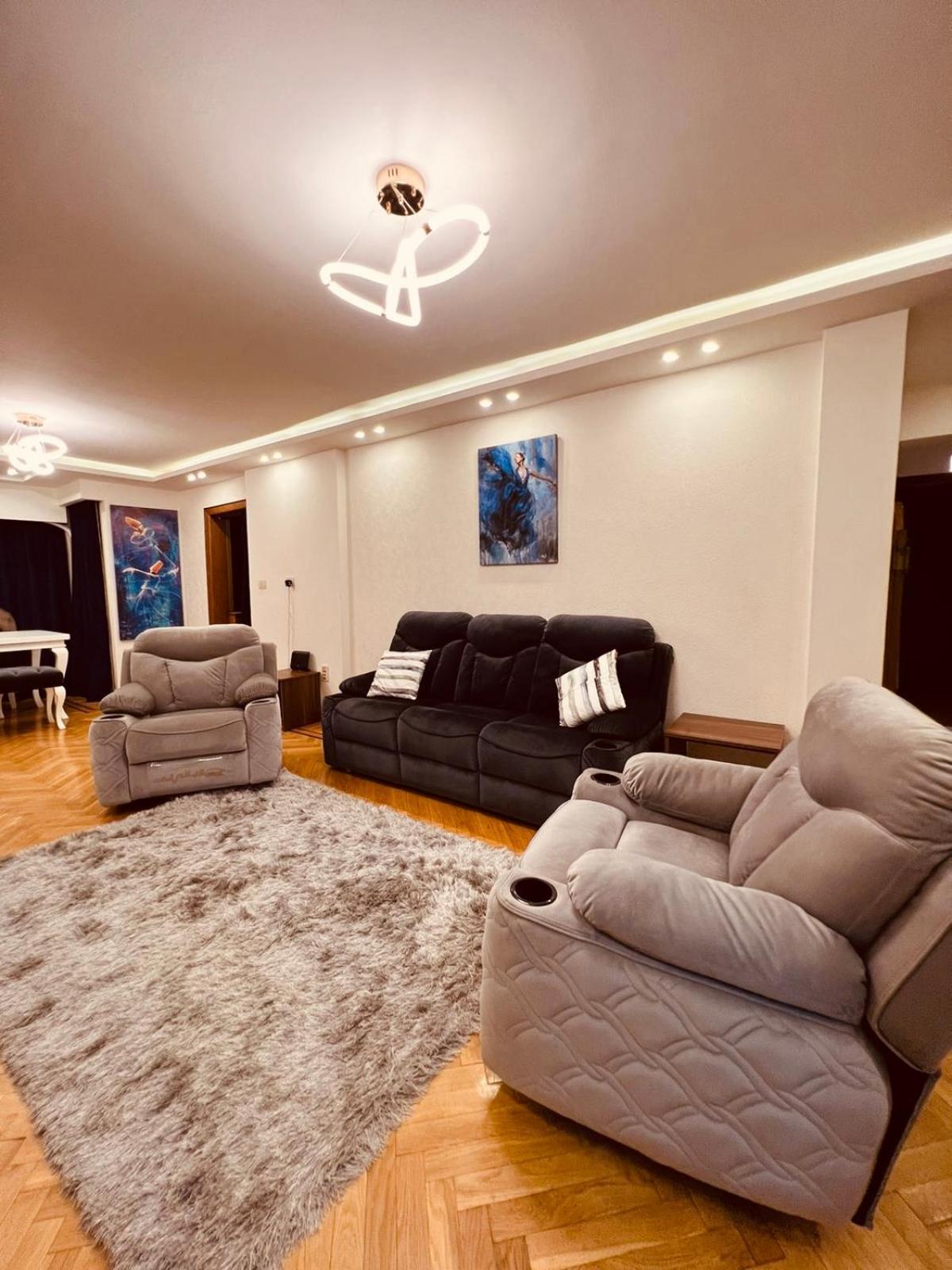 شقه فاخرة بإطلالة بانورامية مفروشة للإيجار في شارع لبنان المهندسين Apartment *